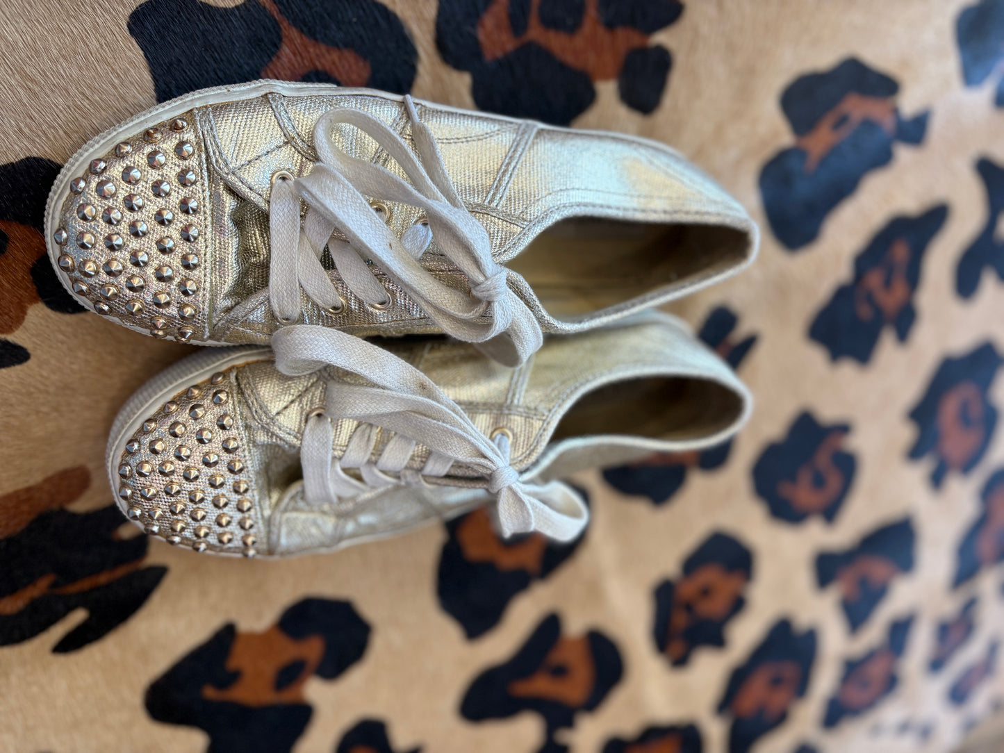 STEVE MADDEN GOLD TENNIS SHOES (SIZE 10)