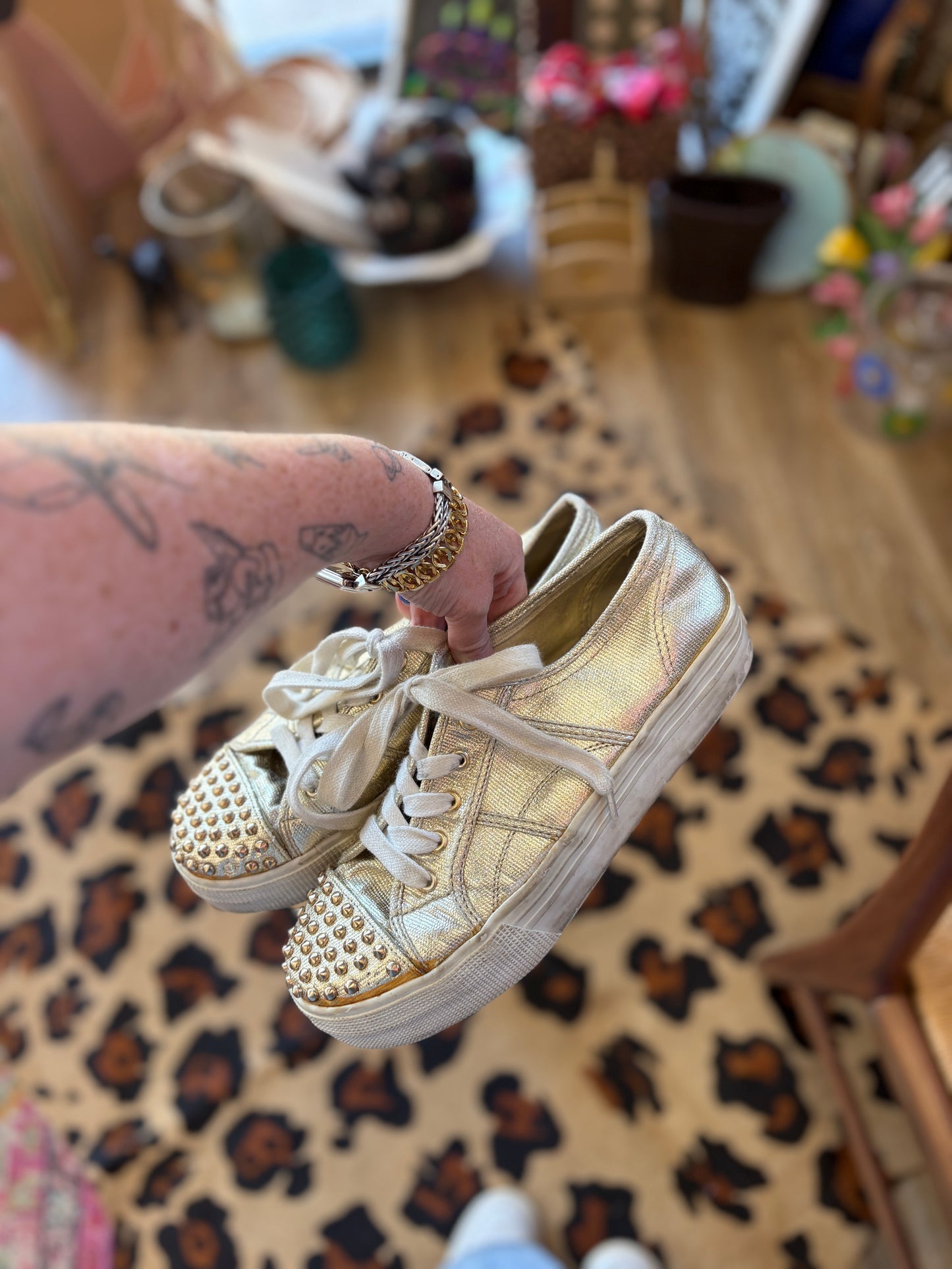 STEVE MADDEN GOLD TENNIS SHOES (SIZE 10)