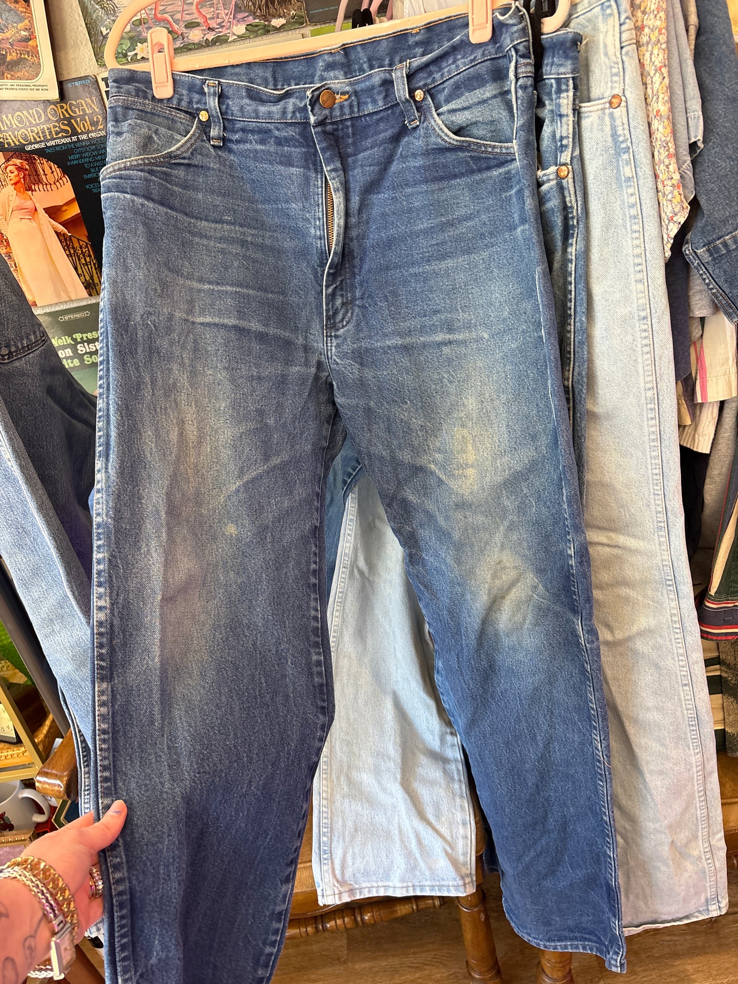 VINTAGE WRANGLER MID WASH (38X24)